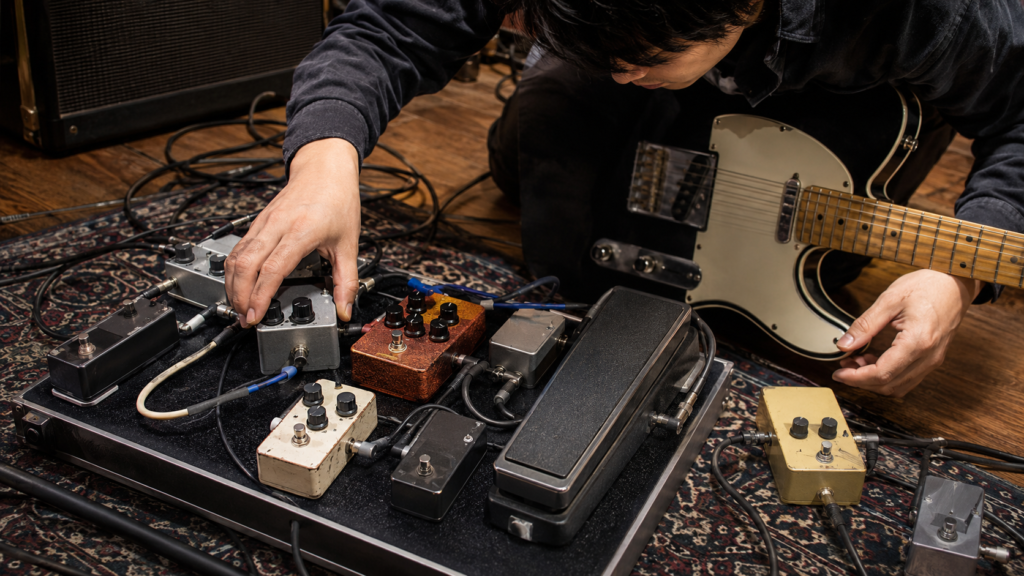 ギターエフェクターの順番を入れ替えて音作りを調整する日本人ギタリスト