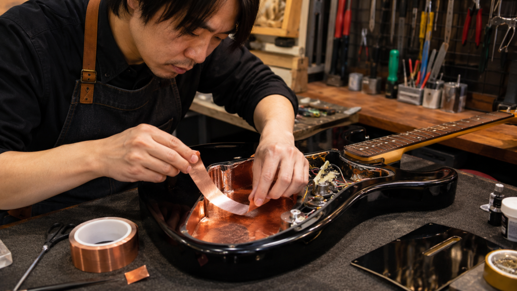 エレキギターのキャビティに銅箔テープを貼ってノイズ対策するシールディング作業