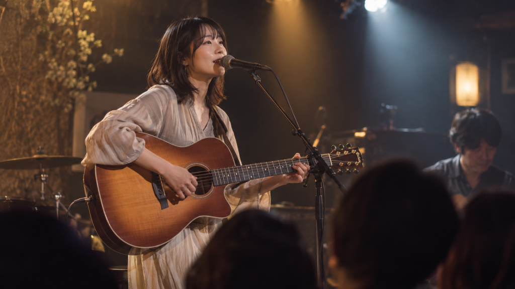 ライブでエレアコを弾き語りする日本人女性シンガー