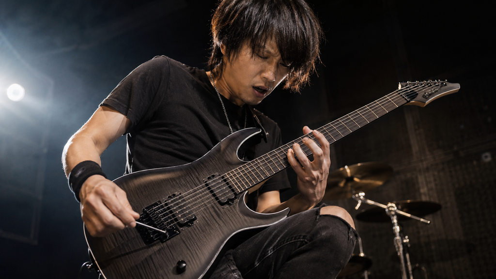フロイドローズ搭載ギターでアーミングする日本人ギタリスト